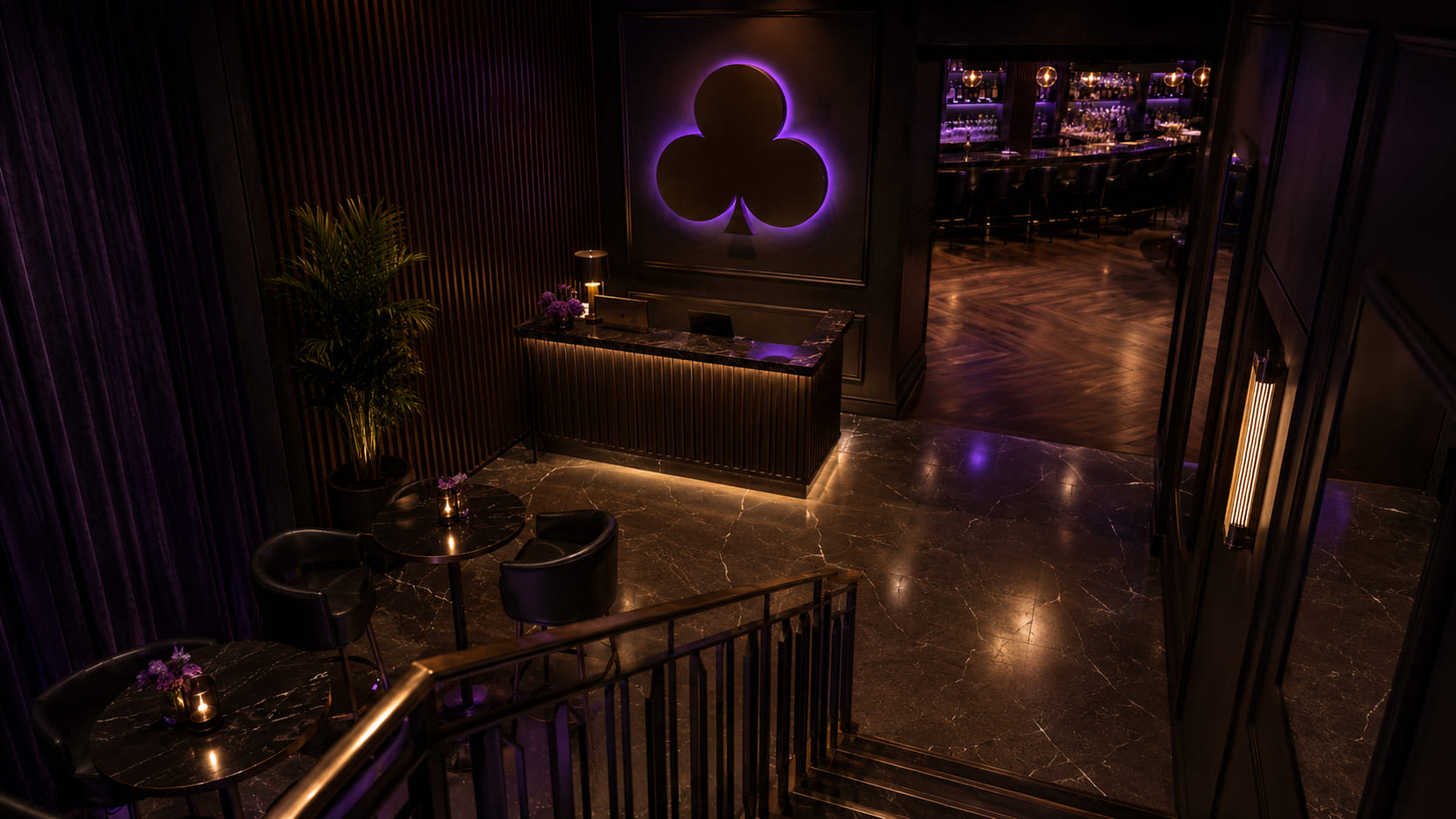 Widok na wejście do baru Guildhouse Club wieczorem — ciepłe oświetlenie