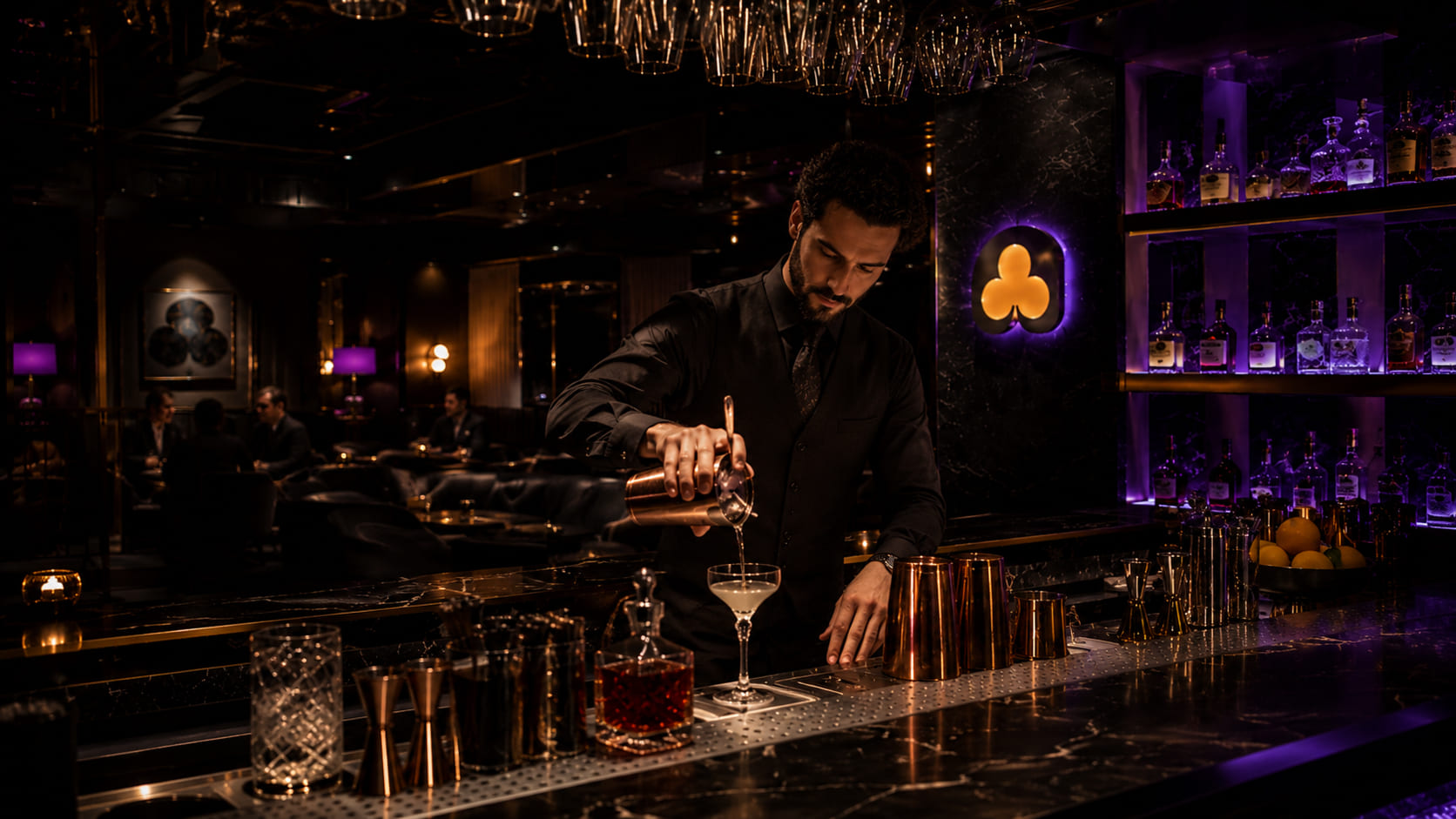 Barman serwuje koktajl przy ladzie