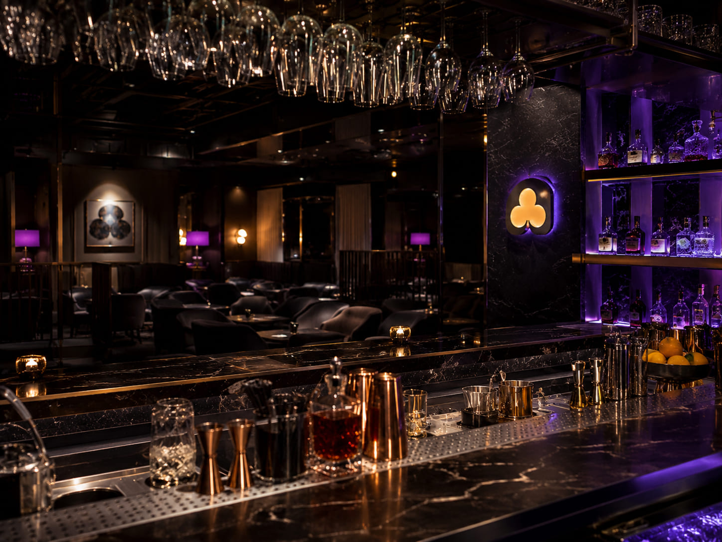 Barman przygotowujący koktajl za ladą Guildhouse Club — staranne wykonanie, premium spirit